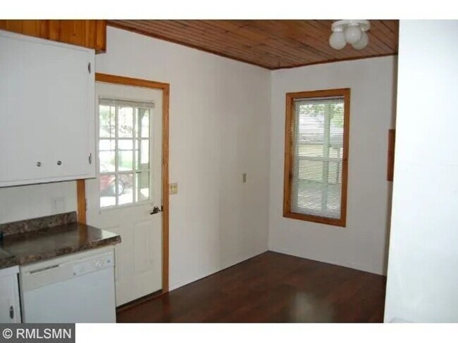 Foto del edificio - Newly refreshed 2 bedroom, 1 bath in duplex. Large yard in quiet neighborhood in Faribault.