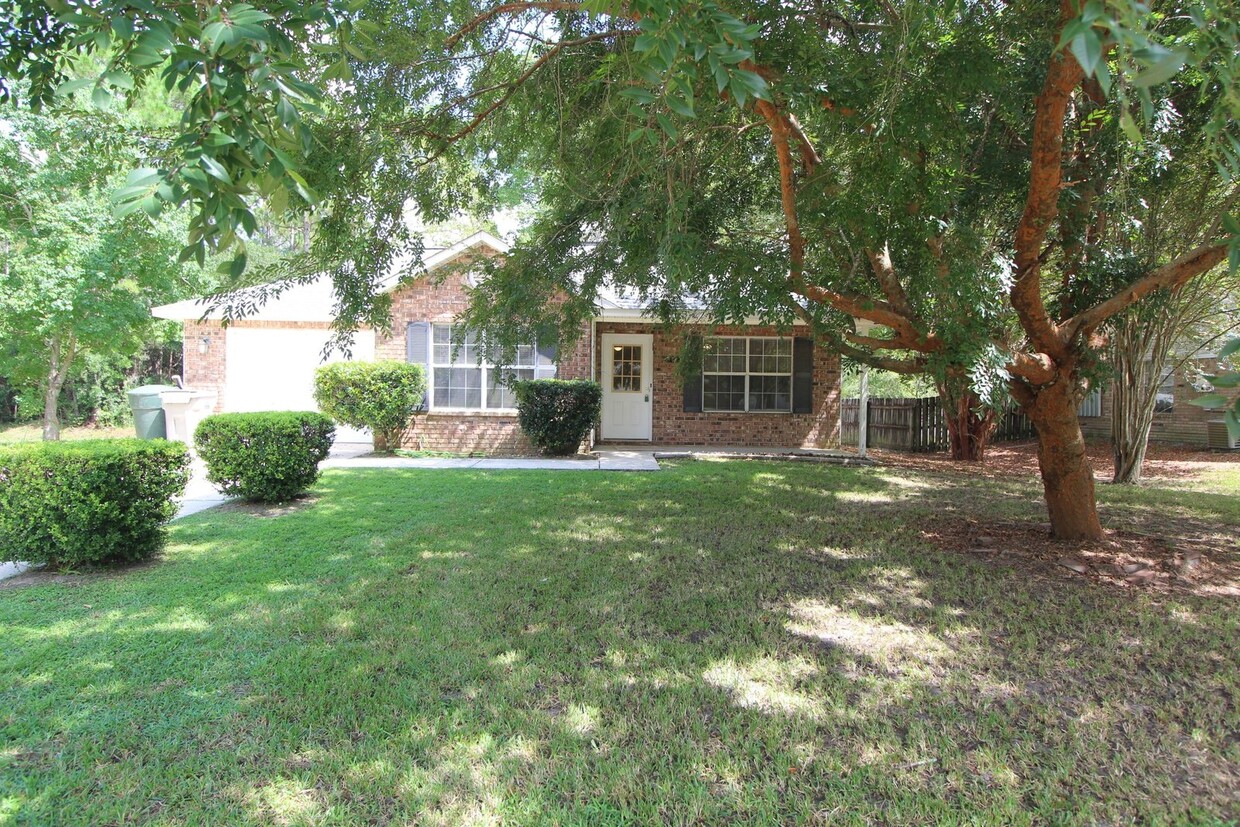 Foto principal - 3 bed 2 bath home in southwest Pensacola ~...