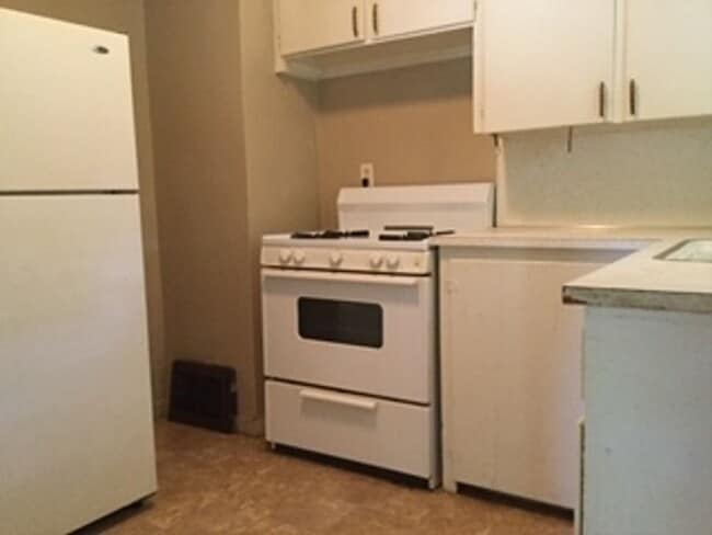 Building Photo - AVAILABLE 10/1