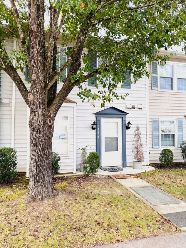 Foto principal - 8262 McGuire Dr