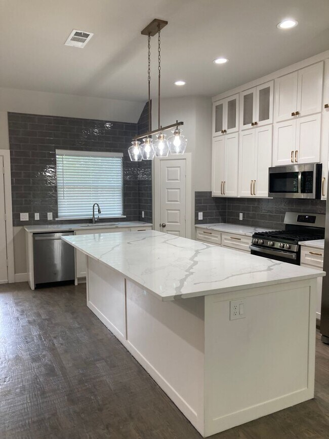 Building Photo - Built 2022! Beautiful Wooded, Private Lot
