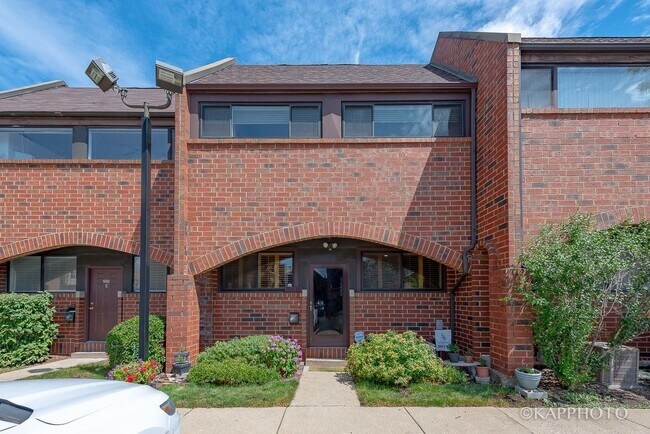 Building Photo - 901 S Racine Ave