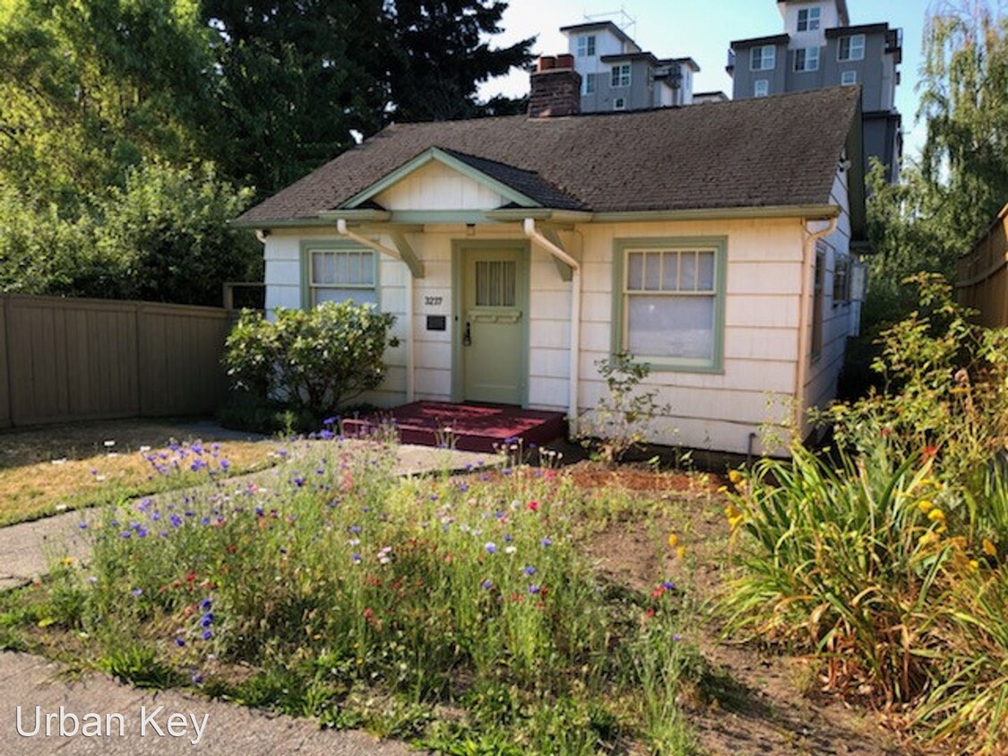 Primary Photo - 2 br, 1 bath House - 3237 SW Genesee St