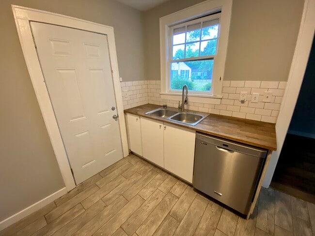 Building Photo - 2310 Aintree Ave