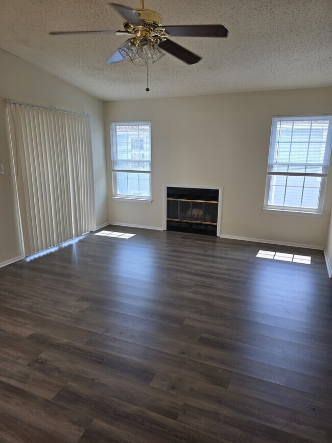 Foto del edificio - 5649 Summit Arch