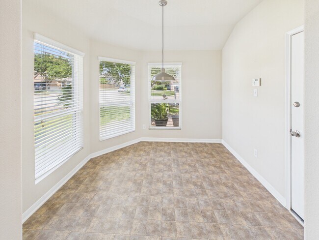 Building Photo - 3319 Apple Dale Dr