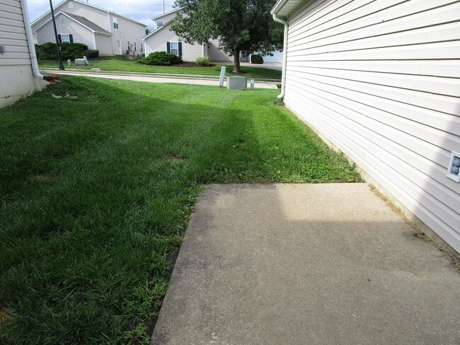 Foto del edificio - 1724-1726-1726 Louise Cir