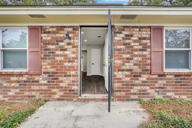 Foto del edificio - High End Finishes in a Quiet Residential Neighborhood