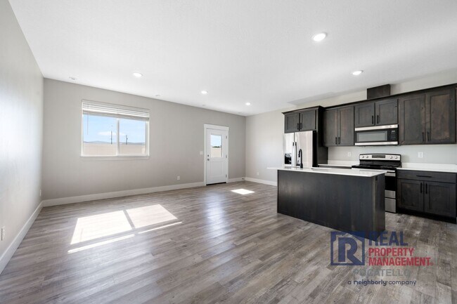 Foto del edificio - 3 Bedroom 2.5 Bathroom Town Home - 1 Car Garage - dog negotiable