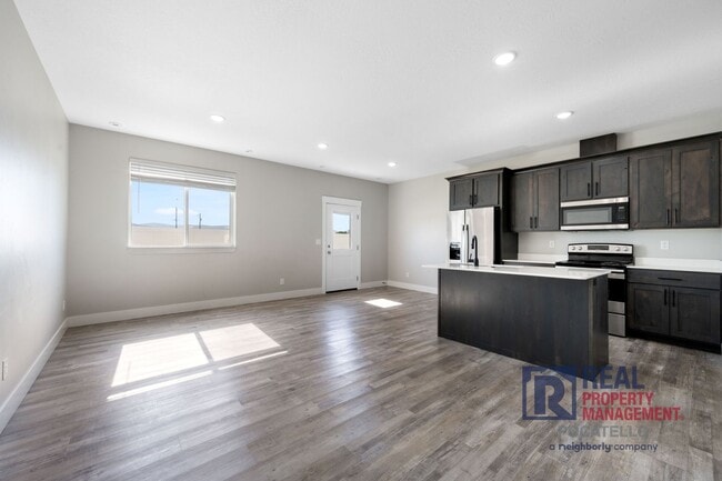 Building Photo - MOVE-IN SPECIAL - 3 Bedroom 2.5 Bathroom Town Home - 1 Car Garage - Dog Friendly