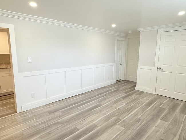 Building Photo - 1518 University Ave W