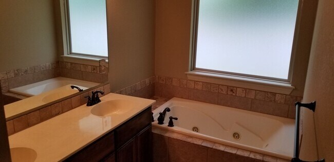Building Photo - 3 bedroom 2 bath home