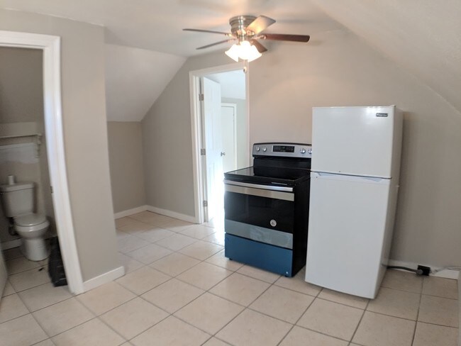Kitchen - 412 Magnolia Ave
