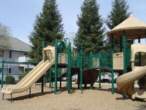 Building Photo - 2052 Willowbrook Dr