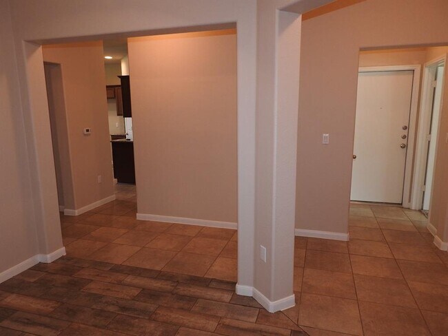 Building Photo - 424 Langely