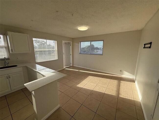 Foto del edificio - 1235 W River Dr