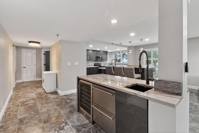 Foto del edificio - 372 Golfview Rd