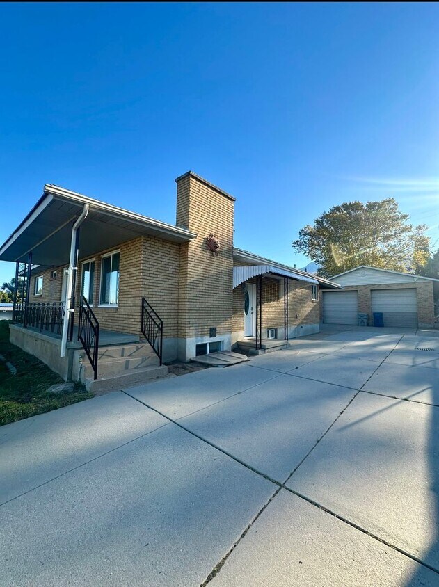 Foto principal - $0 Rent for Winter with 18 Month Lease! Be...