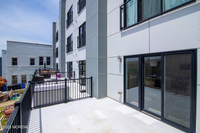 Building Photo - 700 Bangs Ave