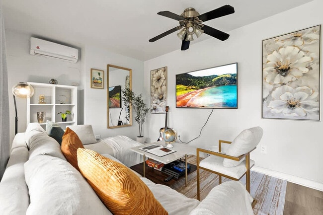 Foto del edificio - 4989 Randlett Dr