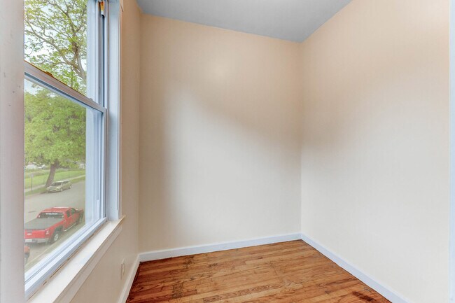 Foto del edificio - 1320 W 50th St