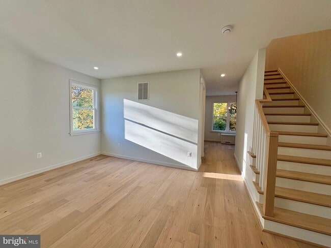 Building Photo - 635 Upland Pl