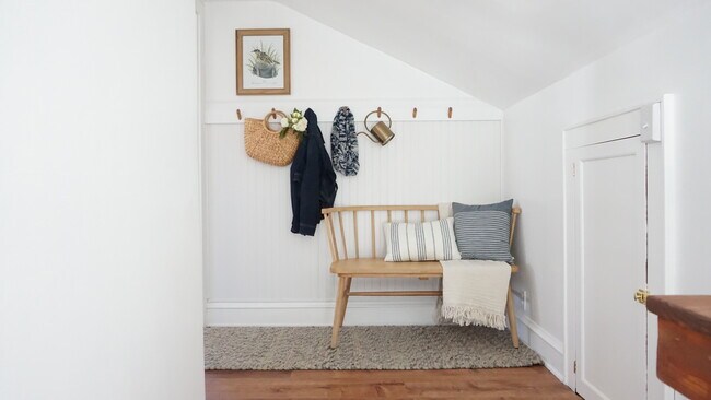 Entrada - 324 N 70th St