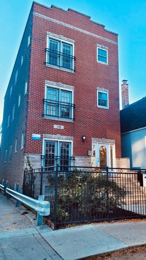 Primary Photo - 1119 W Addison St