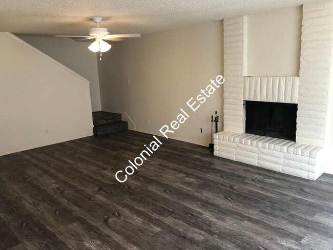 Building Photo - 2 Bedroom 1 and 1/2 Bathroom Apartment in ...