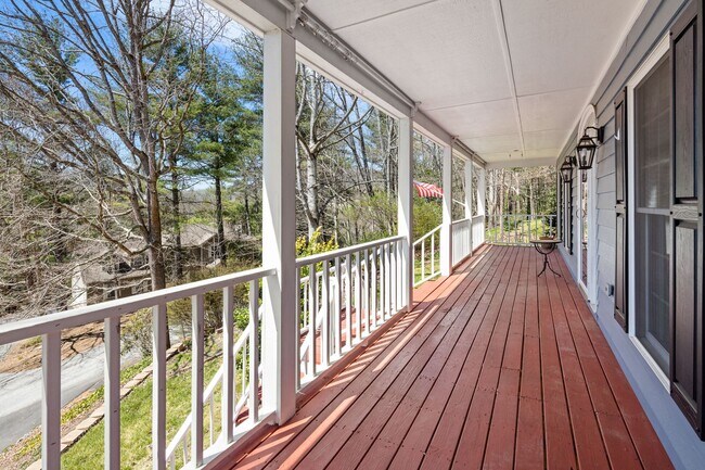 Foto del edificio - Spacious Cape Cod-Style Home in South Asheville