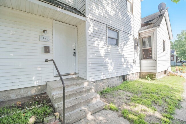 Building Photo - $899-Large, remodeled one bedroom apartment - ask about our Security Deposit Alternative!