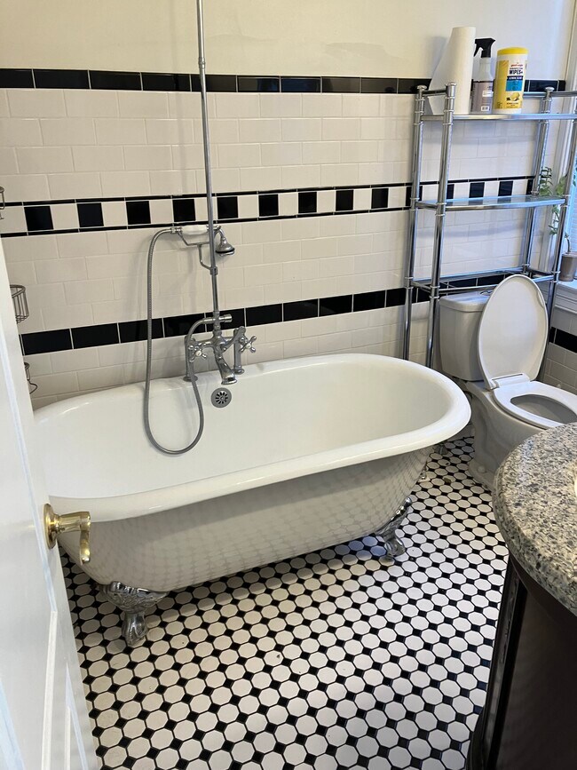 Building Photo - 1906 Sarah St