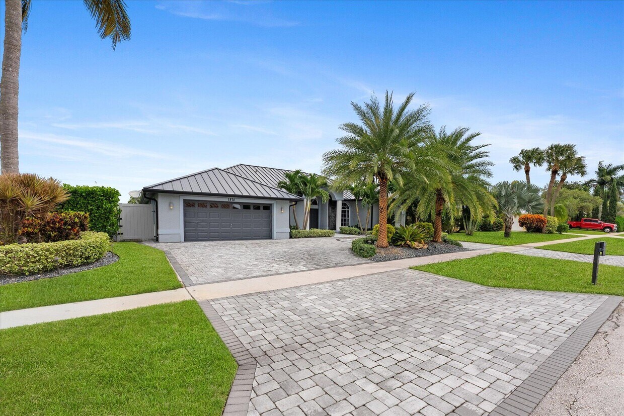 Primary Photo - 1874 New Haven Ave