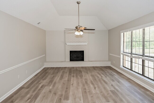 Foto del edificio - 822 White Pine Dr