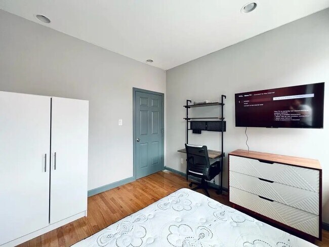 Foto del edificio - Furnished room/NOT APARTMENT