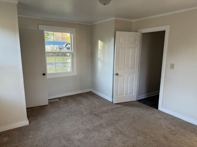 Foto del edificio - 117 Kenneth Blvd