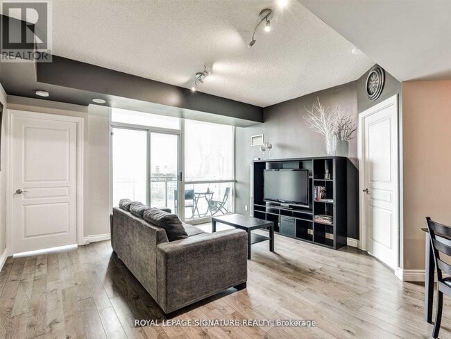 Photo du bâtiment - 220 Burnhamthorpe Rd W