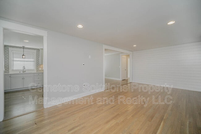 Building Photo - 413 Lynn Dr