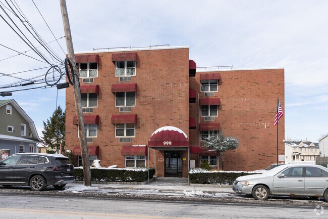 Foto del edificio - 999 Forest Ave