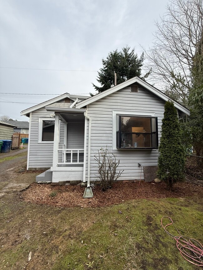 Building Photo - 10048 Interlake Ave N