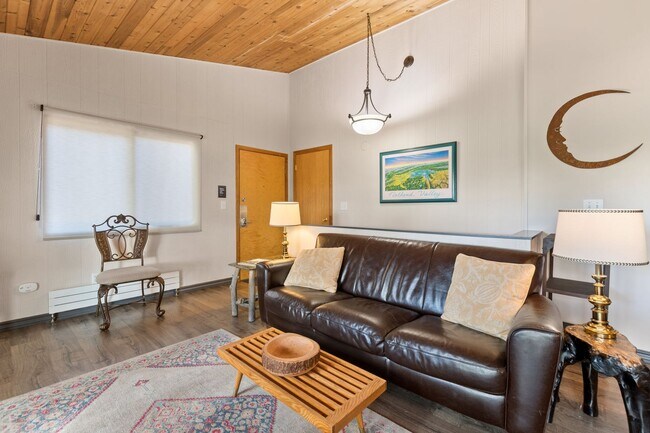 Foto del edificio - 2 bedroom, 2 bathroom Whitefish Condo, steps away from Whitefish Lake, minutes from the ski slopes!