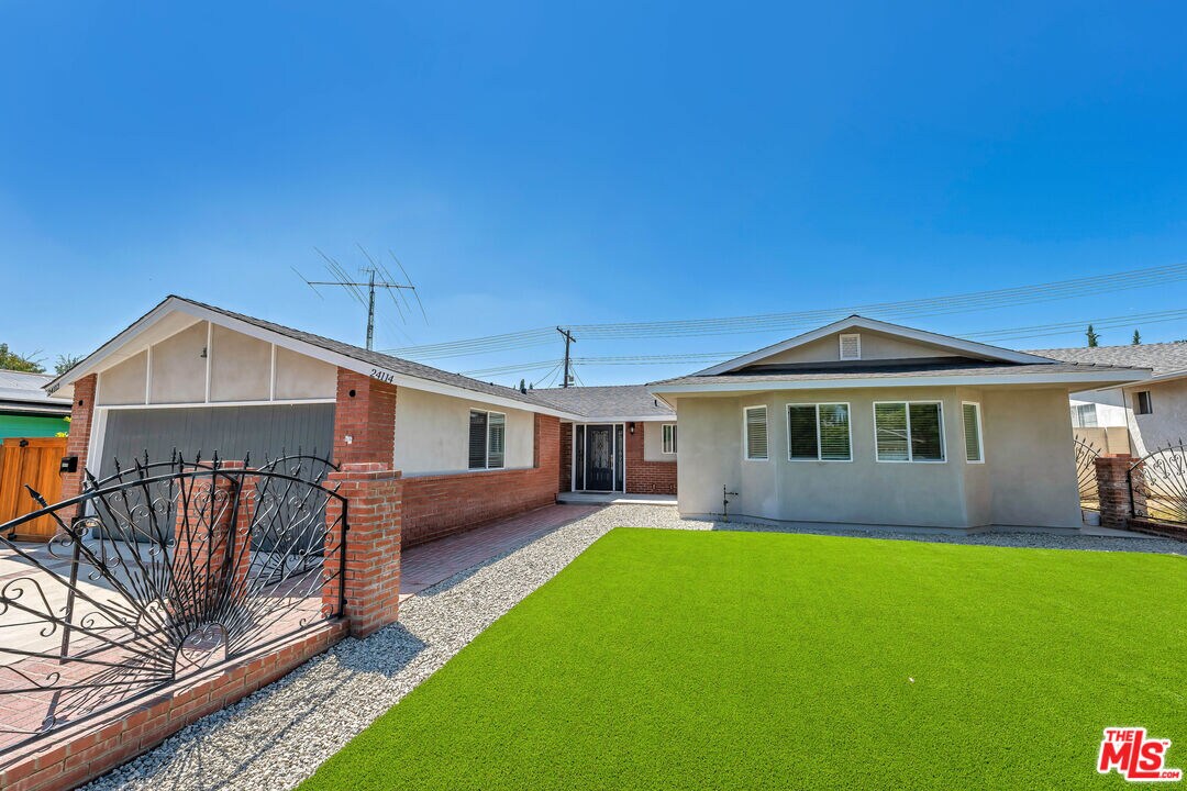 Foto principal - 24114 Gilmore St