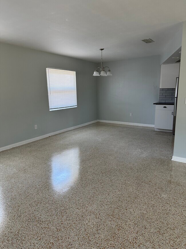 Foto del edificio - 7000 Pinehurst Dr
