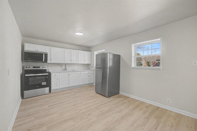 Foto del edificio - Fully renovated 1 bed, 1 bath apartments - Utilities Included