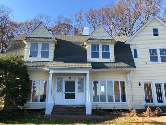 Building Photo - 990 W Shore Rd