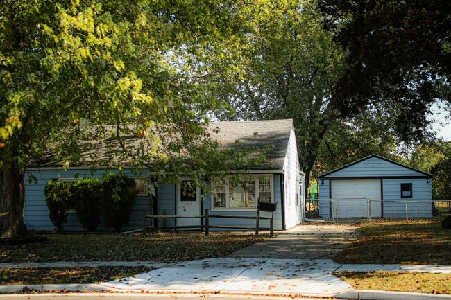 Building Photo - 3 Bedroom House