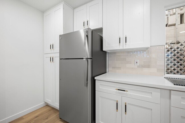 Foto del edificio - Newly remodeled and fully "furnished" 1 be...