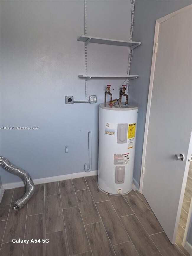 Foto del edificio - 2221 N 61st Terrace