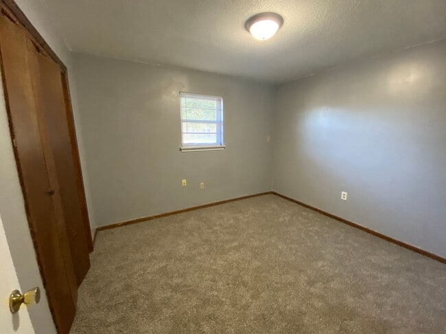 Building Photo - 131 Maple Grove Way