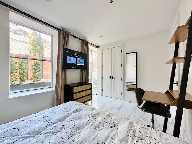 Foto del edificio - Furnished room/NOT APARTMENT